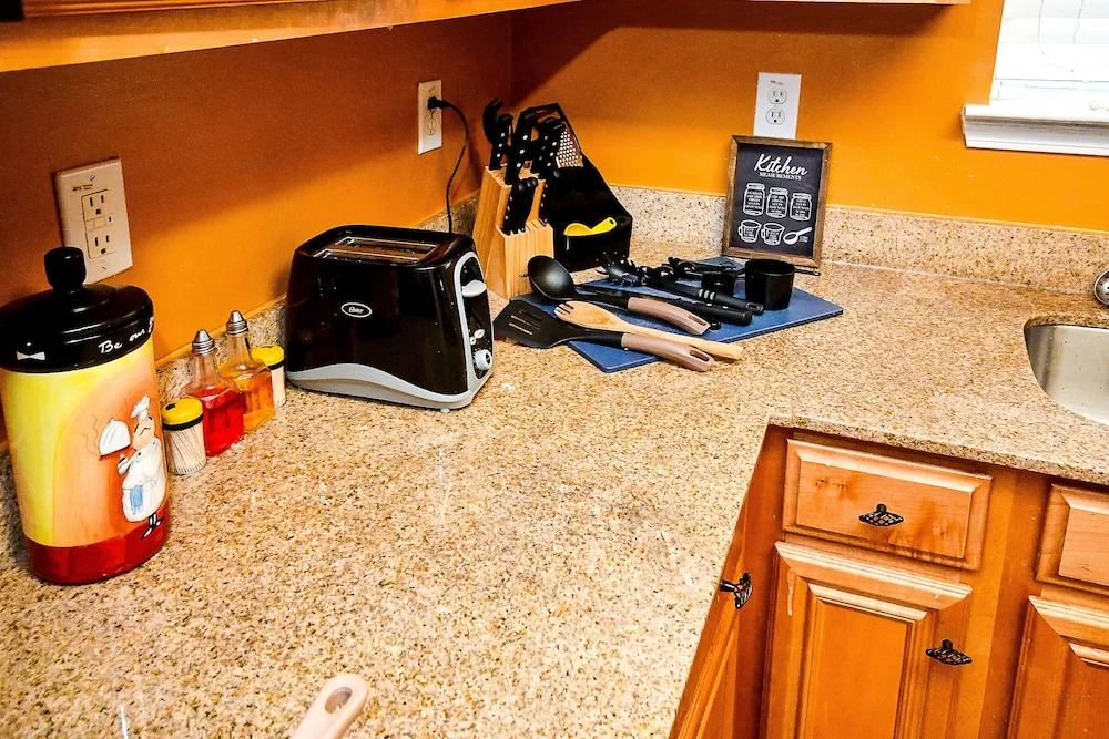 4 - Bed home, w/ Cali King Bed - 12 mins. to DTWN