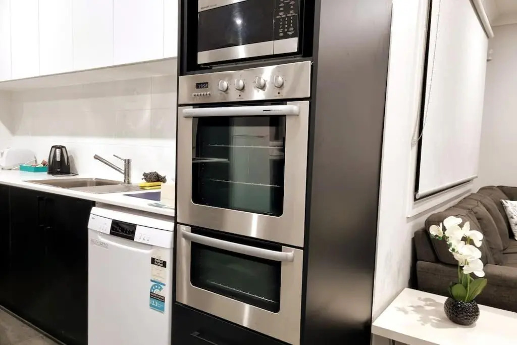 New modern 3 bedroom apartment in St Kilda East