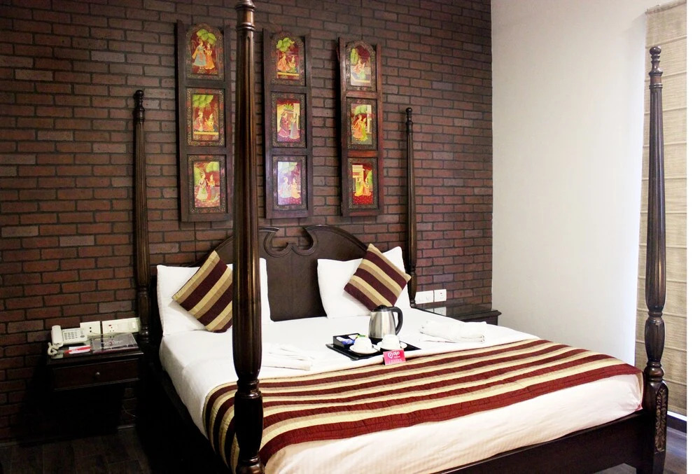 Qotel Signature Lavish Inn - Hotel in Rajouri Garden Near Metro & Pacific Mall