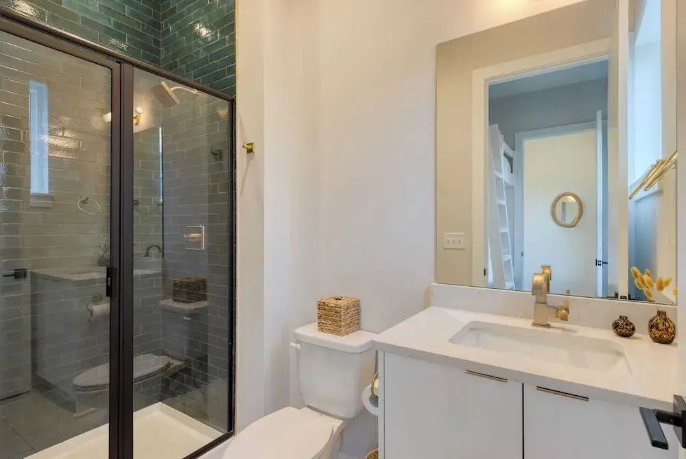 2 New Townhomes w/ Balcony, Mins to Broadway, Sleeps 16 98 Degrees & The Stage