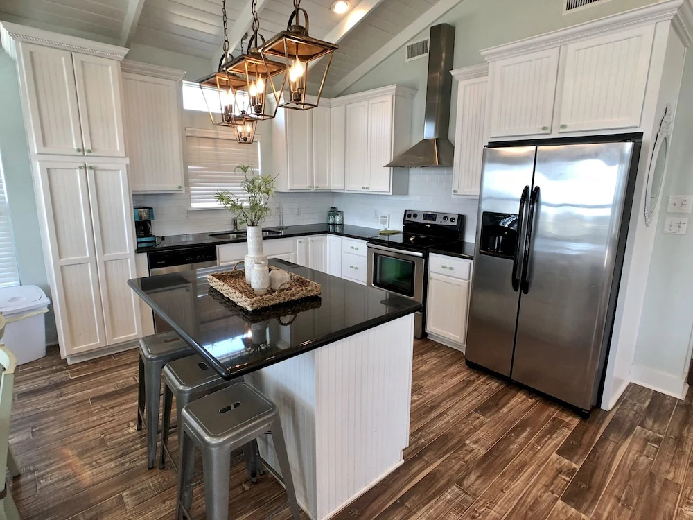 Chillax Inn 3 Bedroom Home by RedAwning