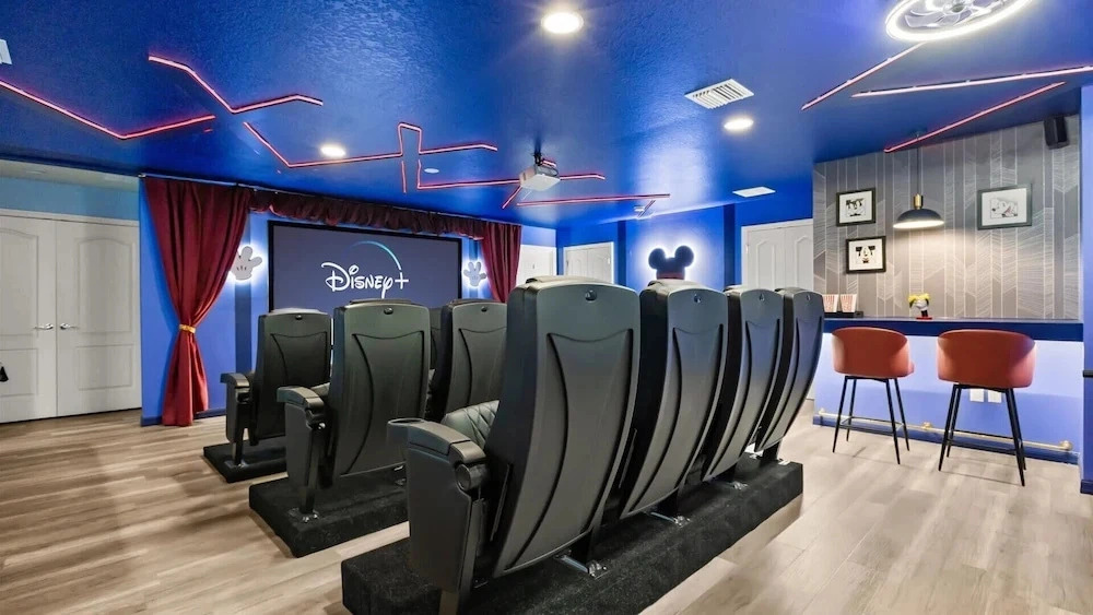 Upstay: Renovated 9BR Home w Theater & Games Room
