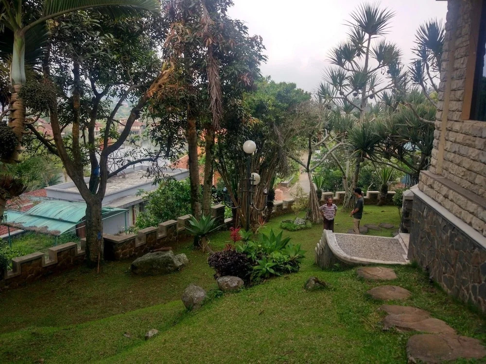 Villa Beverly Hills Puncak for 50 pax
