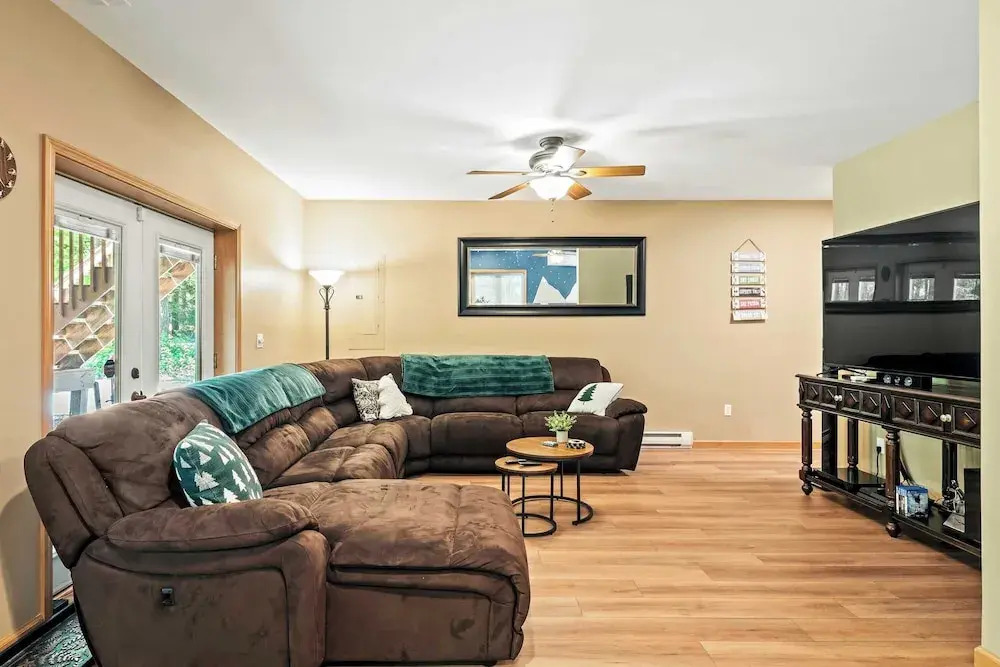 Pocono Paradise by Avantstay Lakeside Retreat, Hot Tub, Game Room, Near Beach