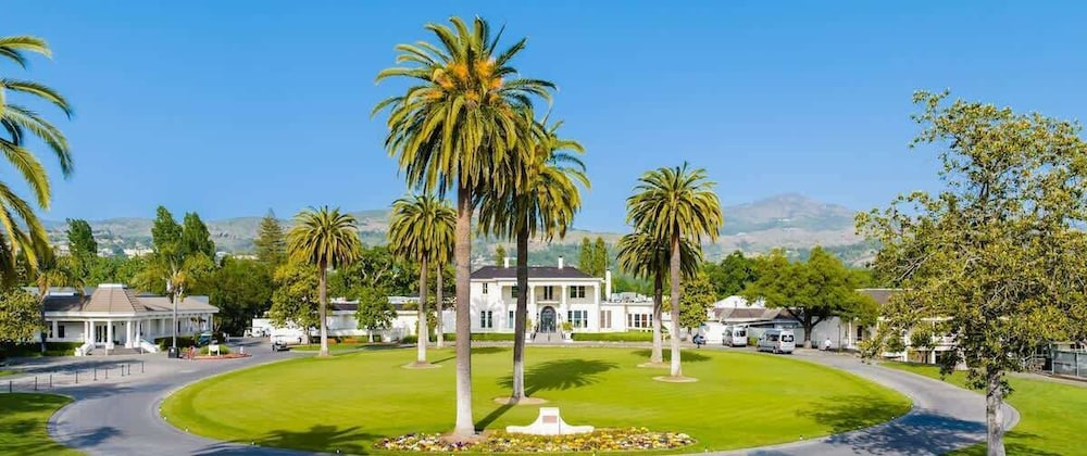 Luxury Napa Getaway Golf Views King Bed