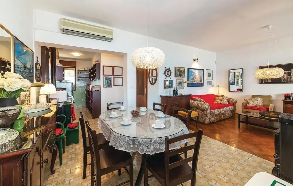 Amazing Home in Seget Donji With Wifi and 5 Bedrooms