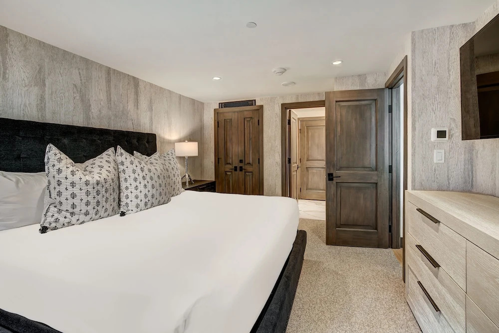 Elegant 3 Bedroom Condo Lodge at Vail by RedAwning - Save 20% on 7+ Nights!