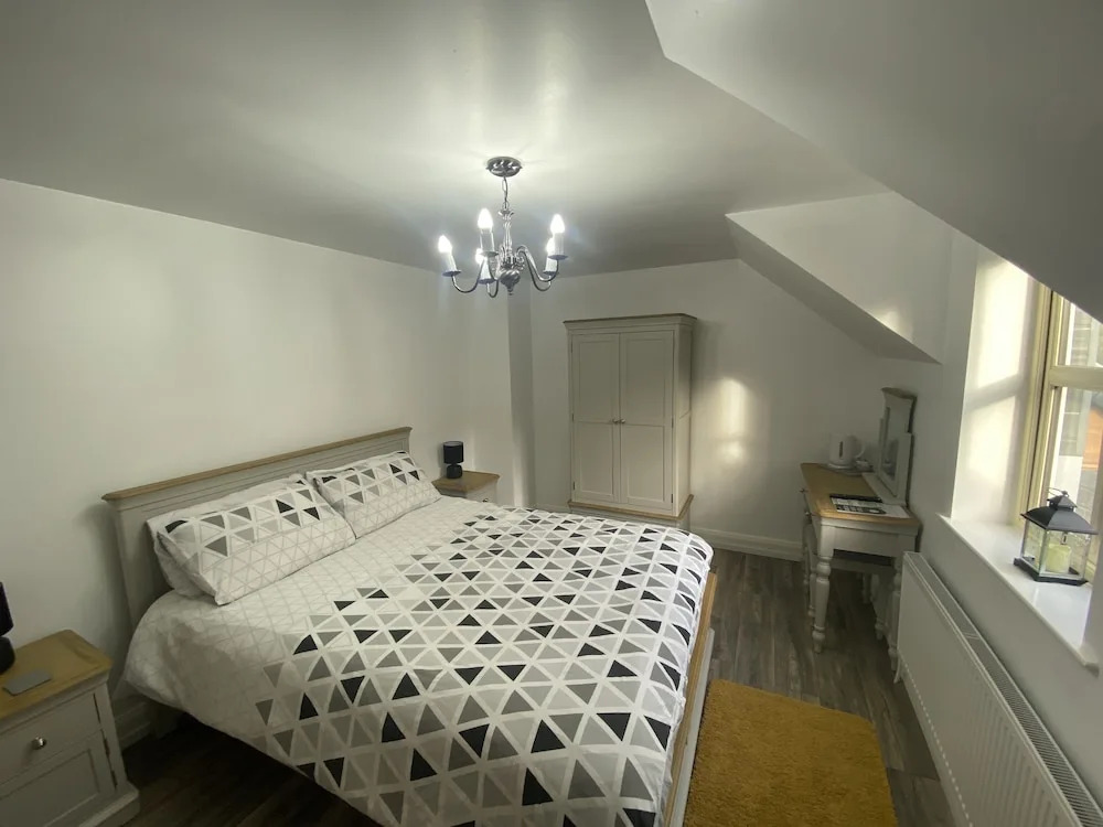 Rostrevor Valley 6-br, Sleeps 20 w/ Hot Tub & View