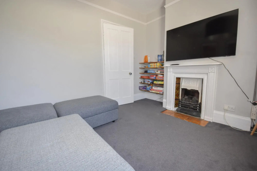 Arden Villa sleeps 8 close to golden beach of Ryde