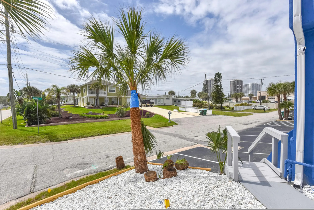 Cozy Studio Suite Near Beach w Kitchenette #5