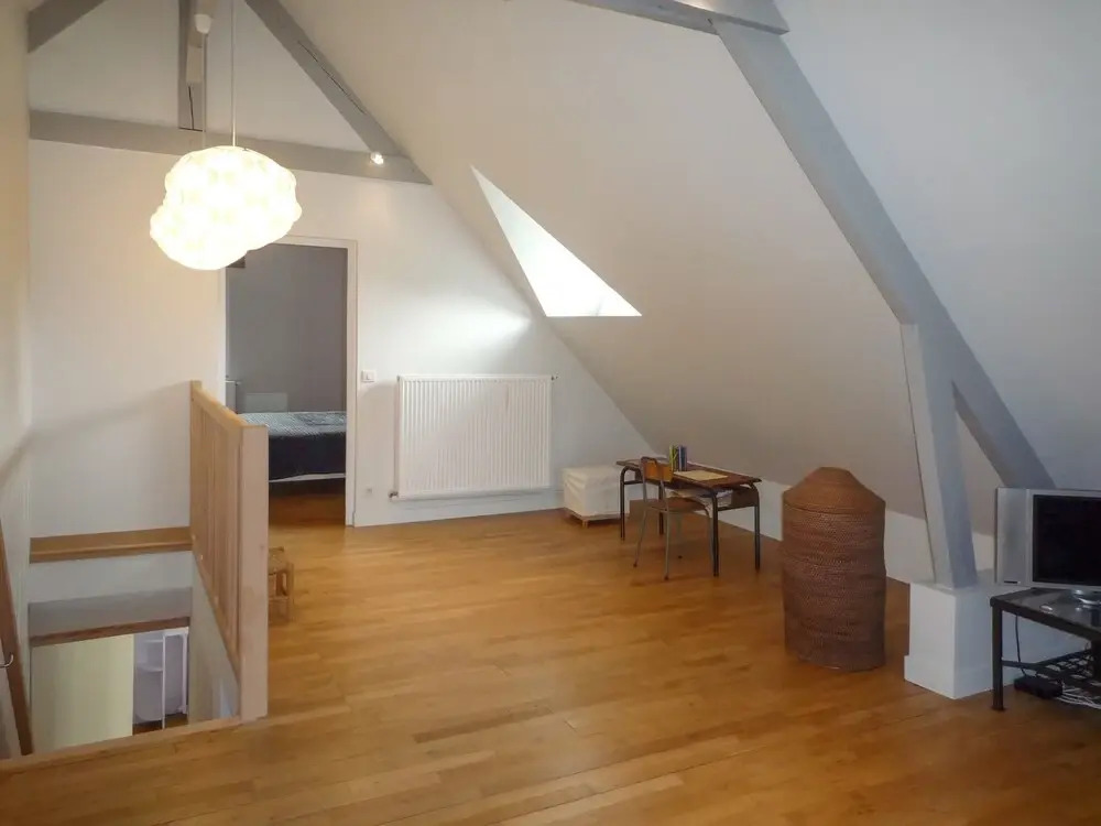 Beautiful Poissy Family Home With 5 Bedrooms, Large Garden and own Pon