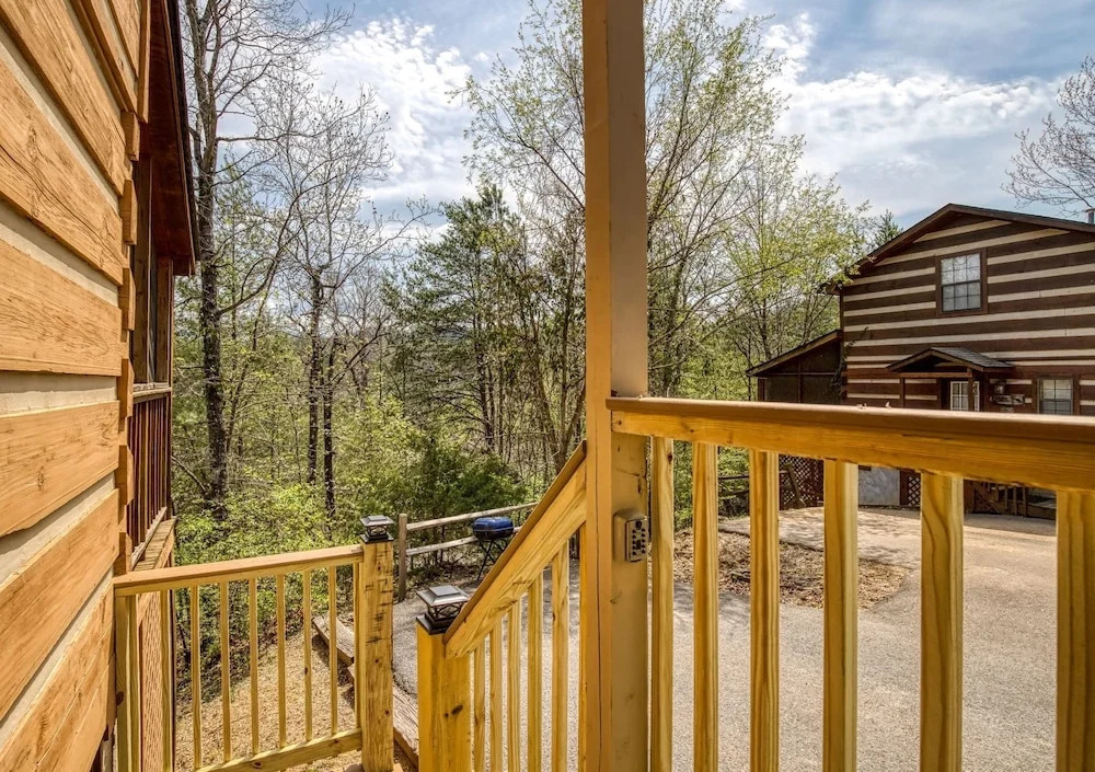 Er18 - The Lazy Bear View Great Location - Close To Town! 1 Bedroom Cabin by RedAwning