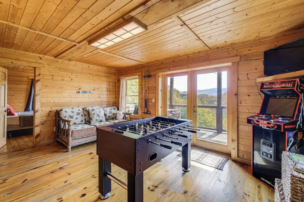 Mountain-view Deck Oasis: Cabin Near Attractions