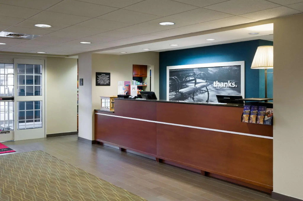Hampton Inn & Suites State College at Williamsburg Square