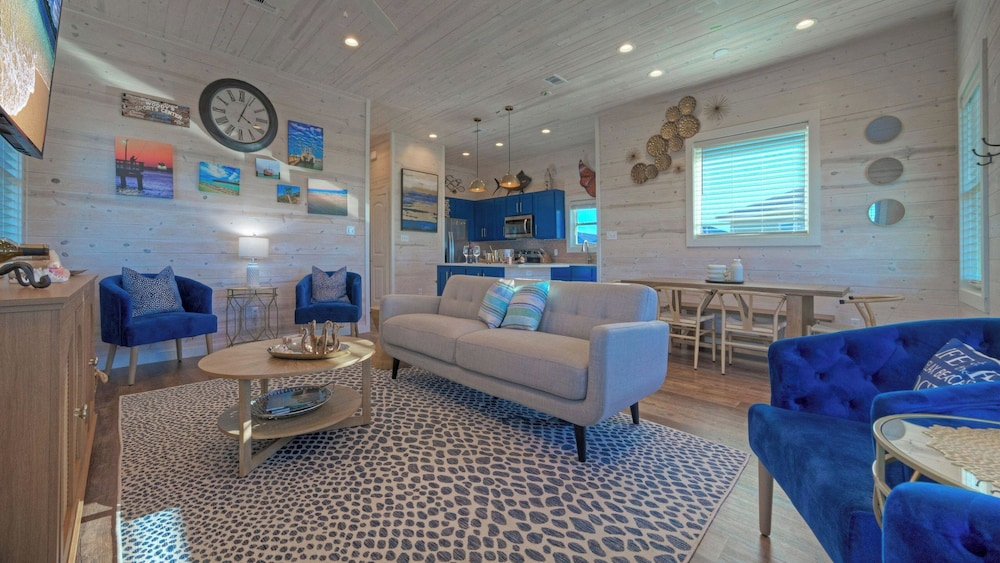 361 Bayview by Avantstay Pool, Firepit + Pond View Golf Cart-friendly Boardwalk to Beach
