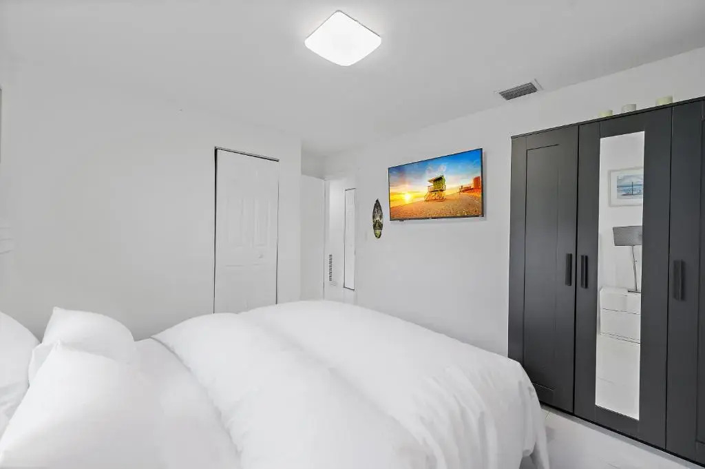 **Modern 3Bedroom W/ Stunning Backyard Area**
