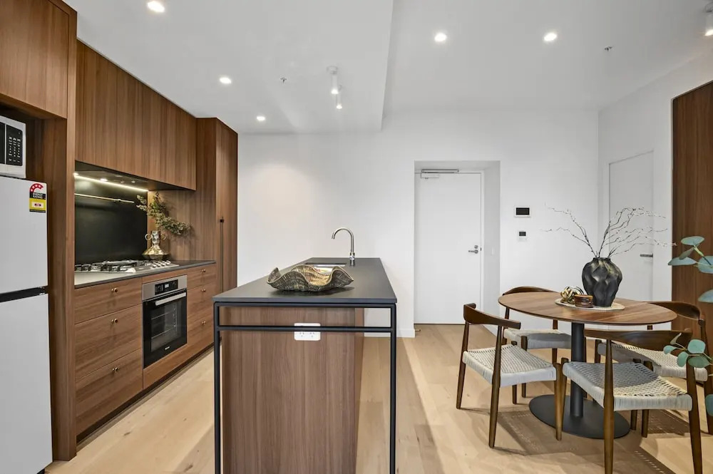 Modern 2BR Southbank Views + Pool Gym Near Casino