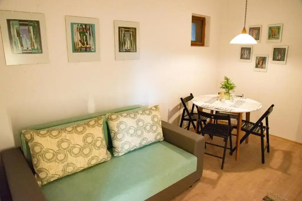 Little Art House