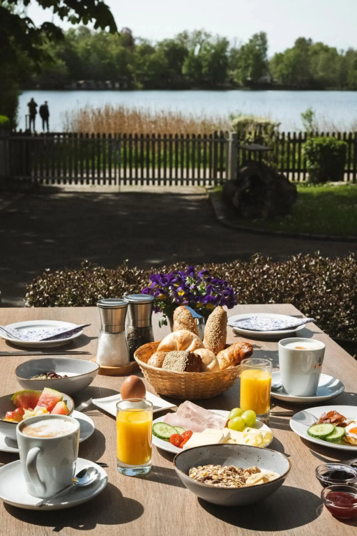 Sopherl am See - Frühstück auf der Seeterrasse, sehr ruhig und wunderschön am See, 3 Minuten nach Oberpfaffenhofen, viele Radtouren, Restaurants & Cafes in der Umgebung