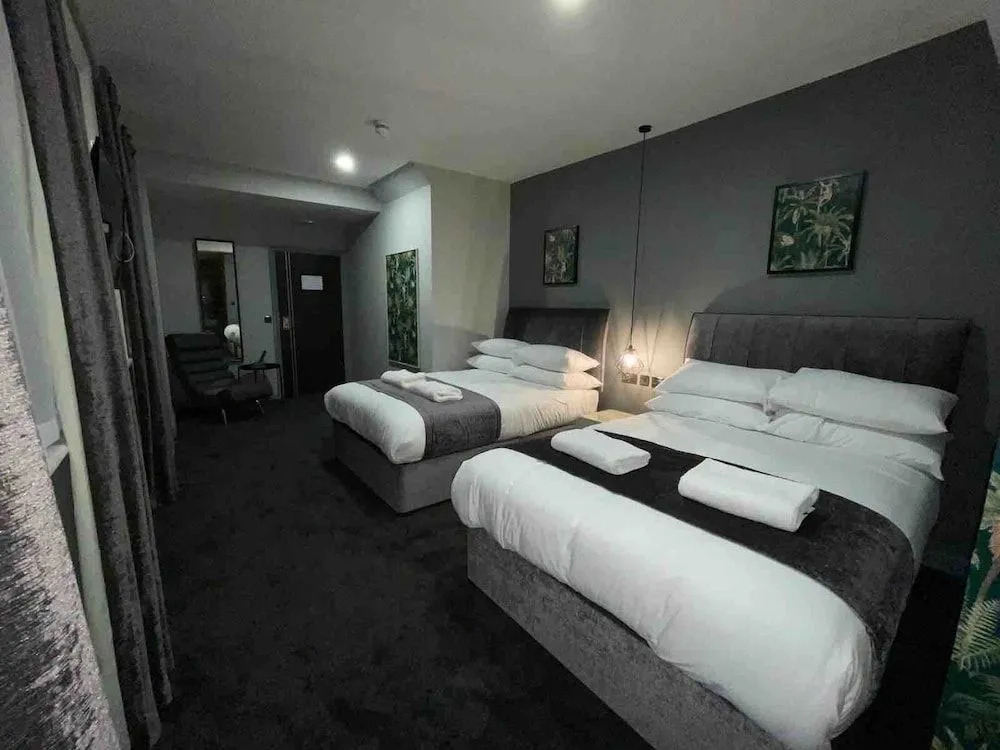 Hotel 105