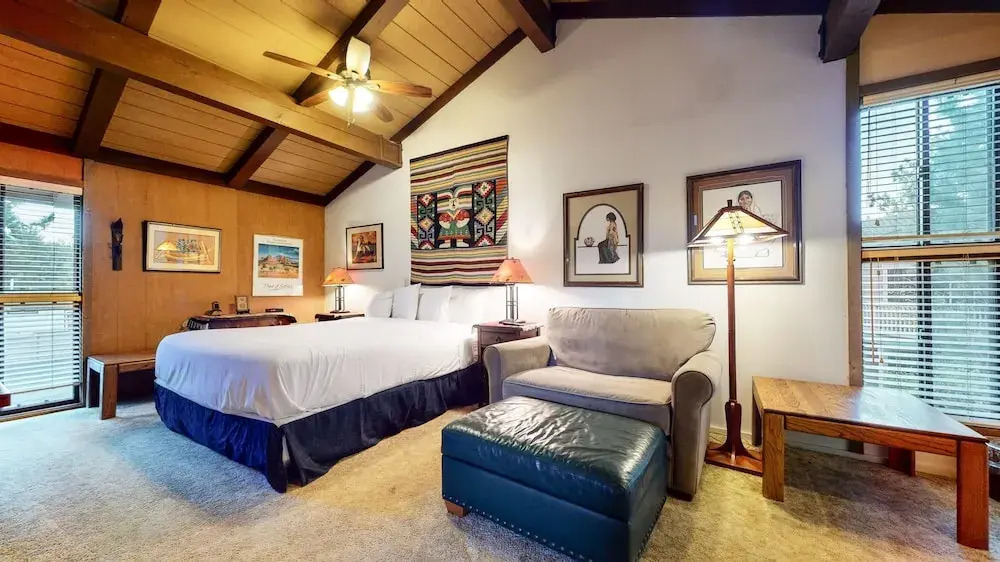 Villa de los Pinos 16 Rustic, Pet-Friendly with Gorgeous Mountain Views by RedAwning