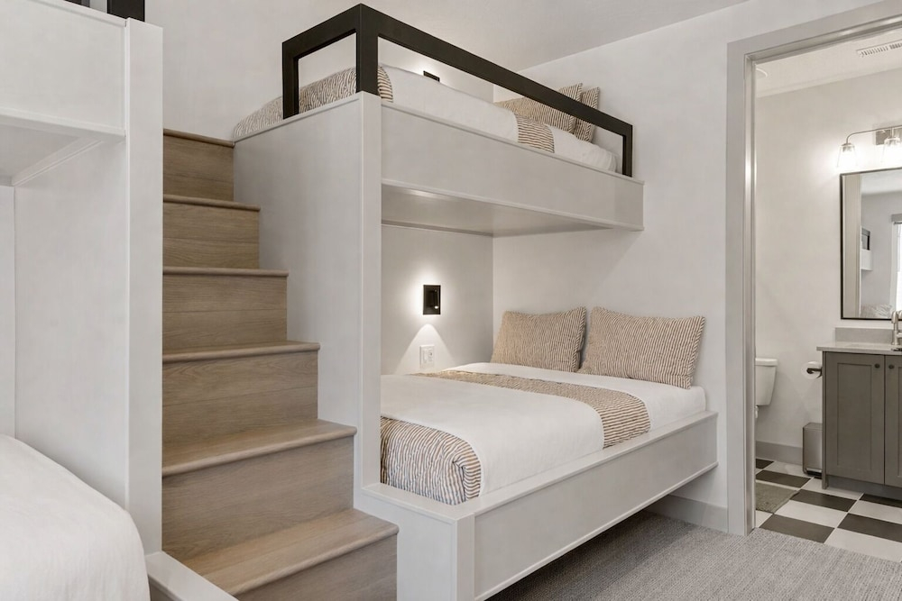 Luxury Rental At Desert Color 6 Bedroom Townhouse