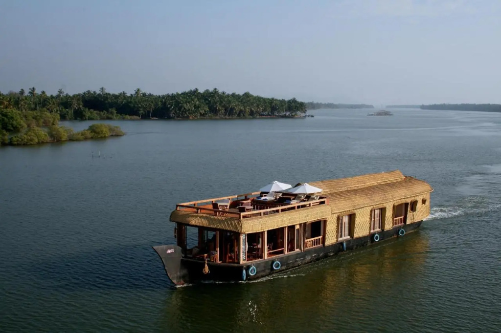 The Lotus - Houseboat