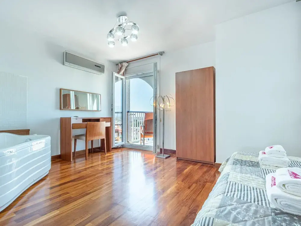 Modern Furnished Apartment Near Shops and Restaurants