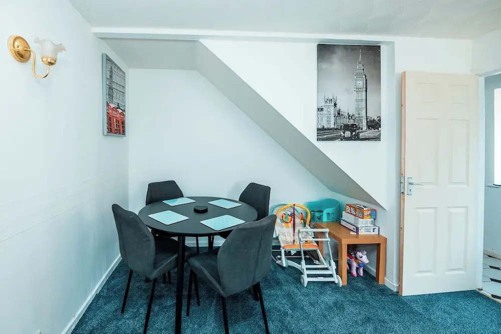 3-bed City Retreat - Sleeps 8, Garden & Parking