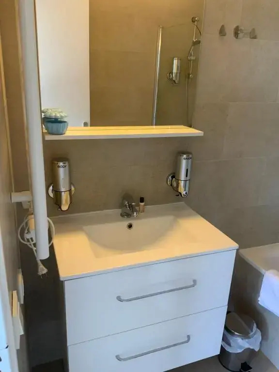 Cannes Marina Résidence Le Surcouf - Studio de 28m2 au 10ème étage avec piscine, terrasse, parking, vue montagne et port : Mandelieu-La Napoule