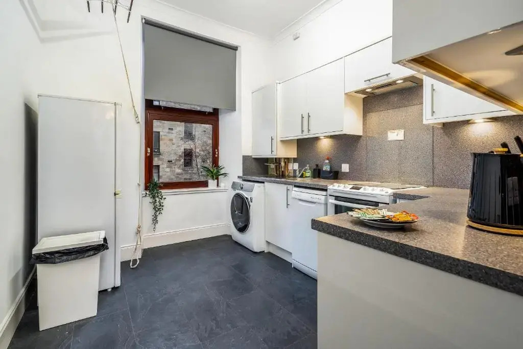 Caledonia Suite, Netflix, Free Parking