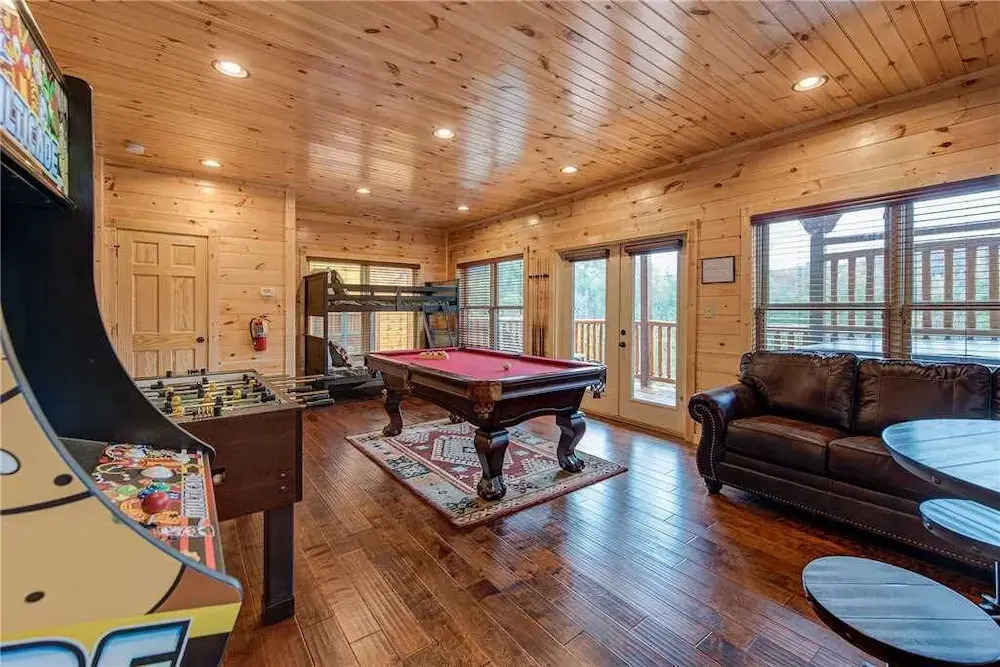 Majestic Manor - Three Bedroom Cabin