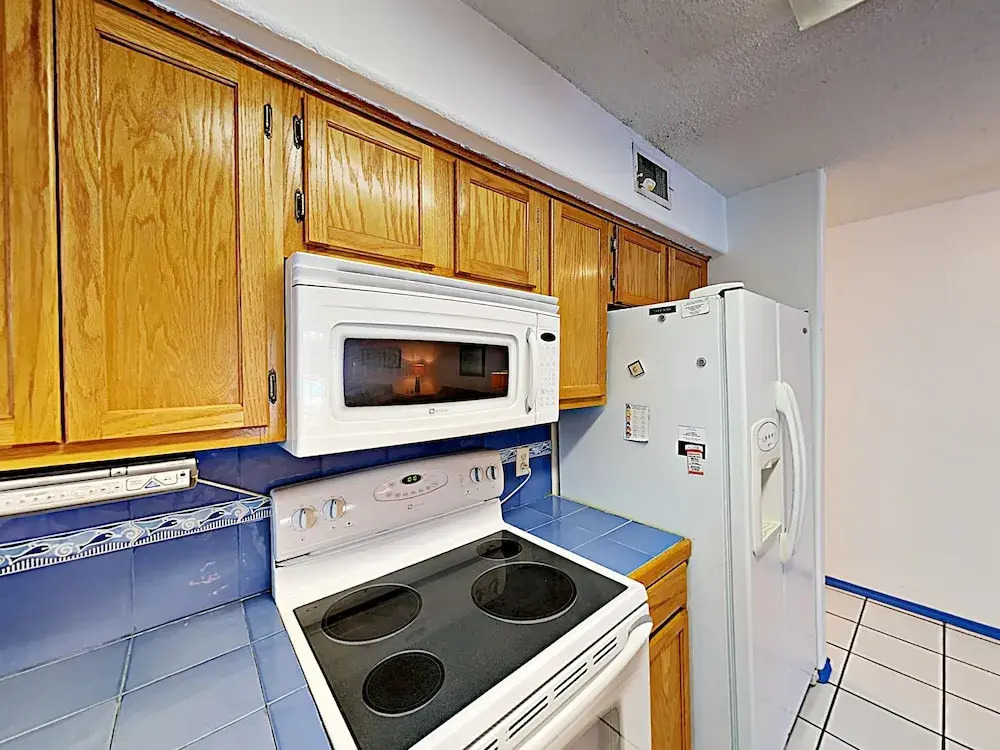 New Listing! Island W/ Pool, Walk To Beach 3 Bedroom Condo