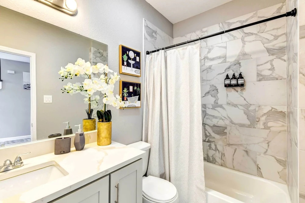 Arlington Home w/ Yard: 2 Mi to At&t Stadium!