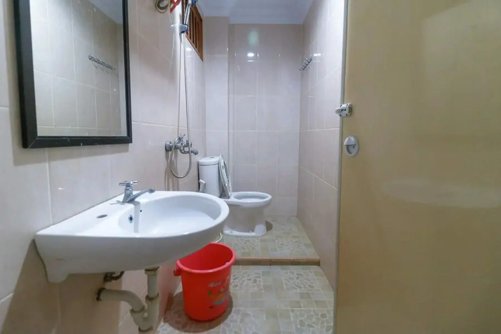 RedDoorz Plus near WTC Batanghari Mall