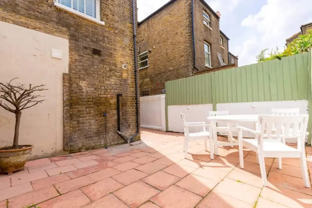 Eclectic 2 Bedroom Victorian era Apartment in Oval