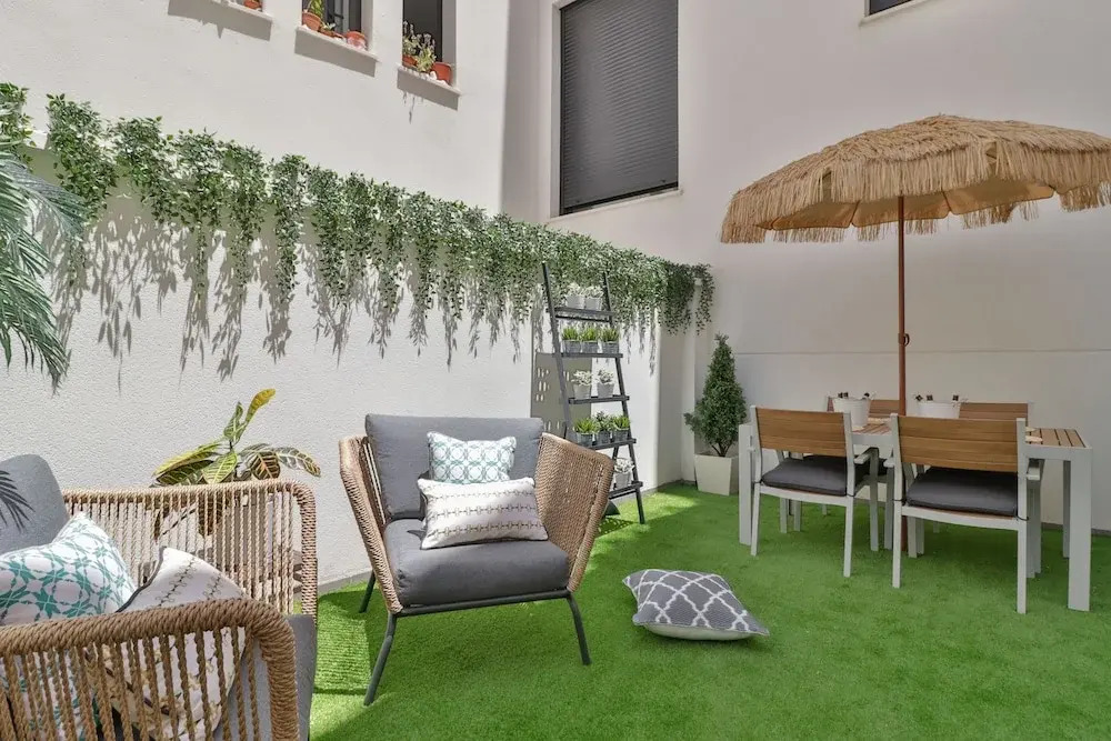 Deluxe Apartment Downtown with Pool and Parking