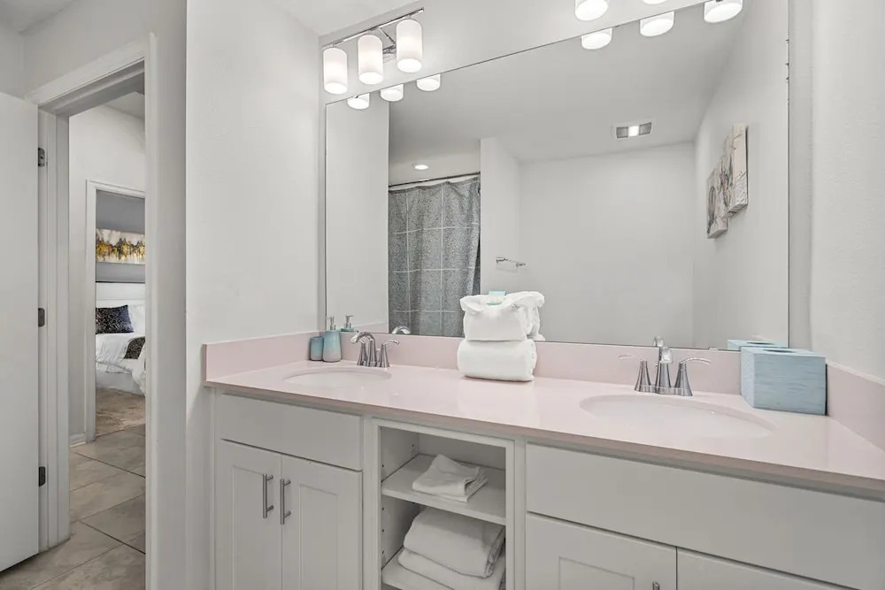 Cozy Stylish 2BR Condo Prime Storey Lake Spot