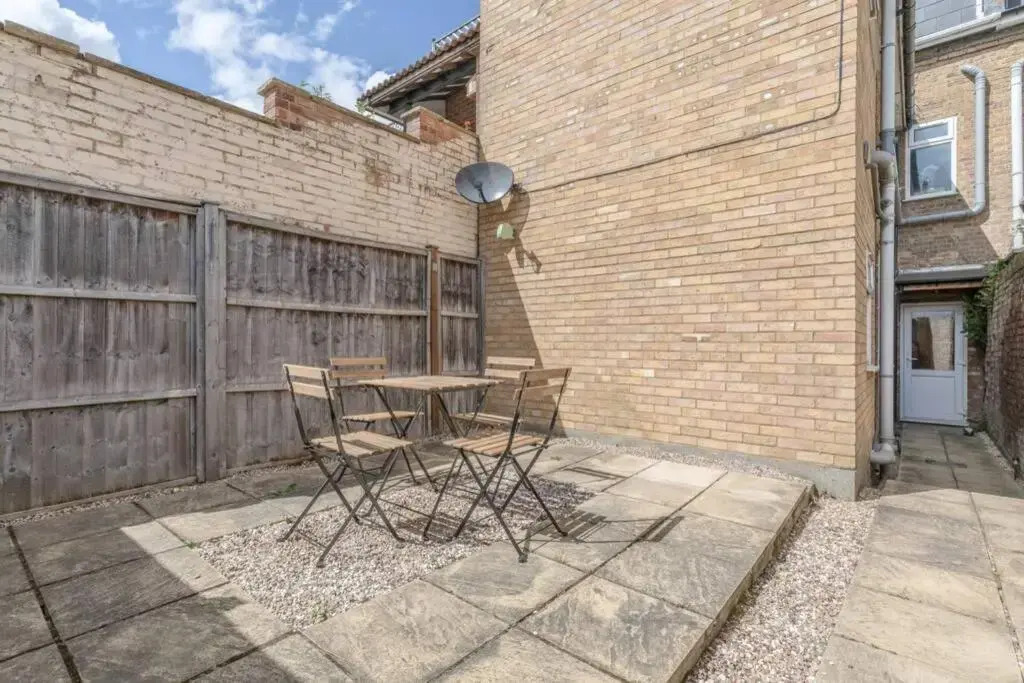 Stylish Apartment 5 Min Walk To Castle & Parking!