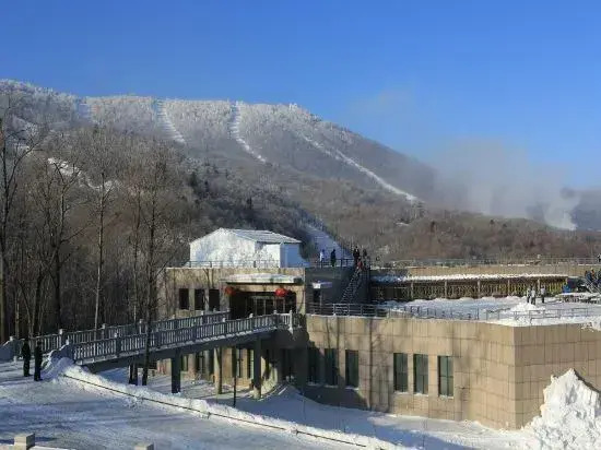 Snow Dance Mountain Resort (Yabuli Ski Resort and Tourist Area Branch)(雪舞山庄（亚布力滑雪旅游度假区店）)