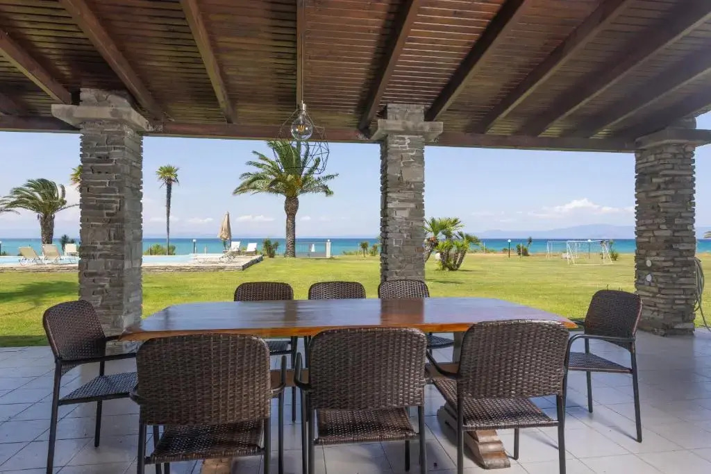 Villa Beachfront Kiss - 4bdrms, Tennis Court, Pool, BBQ, Beachfront