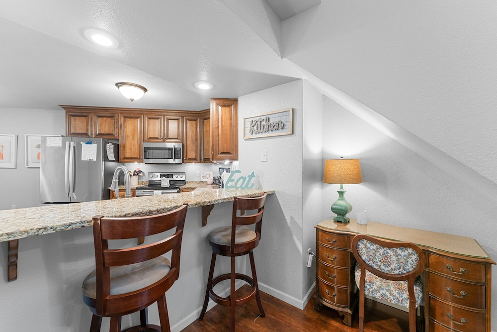 Pr66-8 4 Bedroom Condo