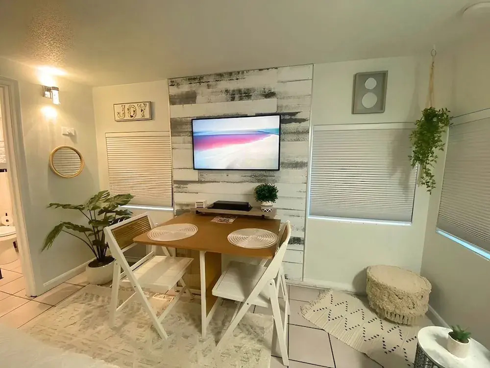 Cute 1940 Boutique Studio Condo by RedAwning