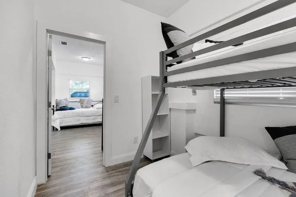 Modern & Cozy 5BD House in Buenavista