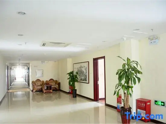 Beidaihe Boren Hotel (Laohushi Seaside Park Store)