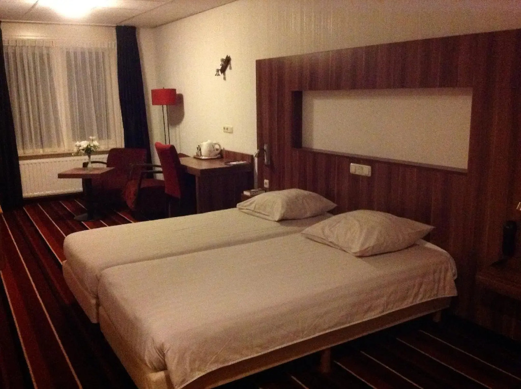 SuyderSee Hotel
