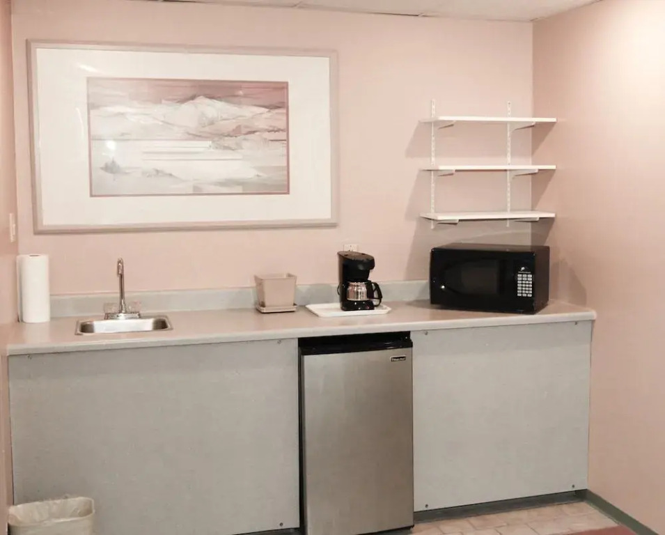 America's Airport Inn & Suites