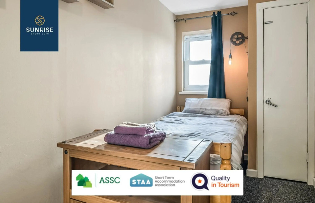 THE LAW, Great Contractor Accommodation, 4 Rooms with TVs, Central, Free Parking, WiFi, Self-catering for Families, Tourists, Relocation, Groups, Long Stays Welcome