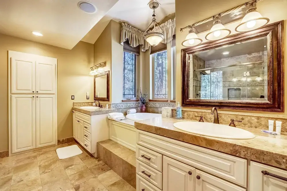 Stunning Forest Retreat - Walk to Upper Truckee River!