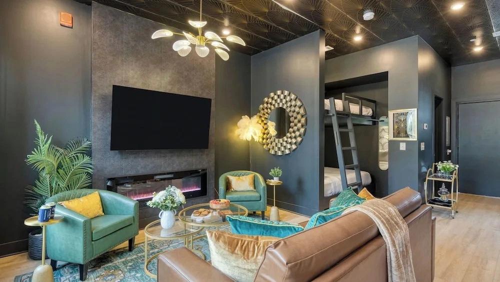 The Bloom House, Cosmic Cowgirl & Lischey Loft by Avantstay Sleeps 23, 3 Homes Bold Interiors Near Broadway